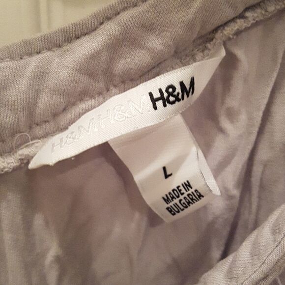 3/$20 H&M butterfly sz L grey top woman - Picture 8 of 8
